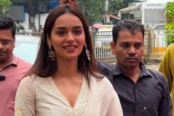 Image of: Manushi Chhillar Visits Siddhivinayak Temple Ahead of ‘Maalik’ Release with Rajkummar Rao