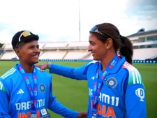Image of: Harmanpreet Kaur Shares Player of the Match Award with Teammate in Heartwarming Gesture