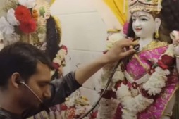Image of: Doctor Called After Devotee Claims to Hear ‘Heartbeat’ from Lord Krishna Idol