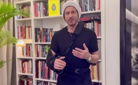 Image of: Shah Rukh Khan Appears with Injured Arm in Special Message to Fans