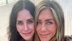 Image of: Jennifer Aniston and Courteney Cox's Selfie Sparks Friends Nostalgia