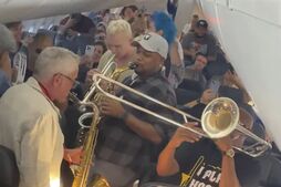 Image of: Flight Delay Turns into an Unforgettable Jazz Experience