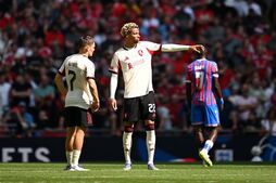 Image of: Liverpool's Ekitike and Wirtz Advised to Follow Isak’s Premier League Approach