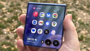 Image of: Exploring Apps on the Samsung Galaxy Z Flip 7's Cover Screen: My Experience with Multistar