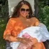 Image of: Charlotte Dawson Responds to Public Criticism Over Breastfeeding