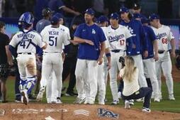 Image of: Clayton Kershaw Bids Farewell in Final Regular-Season Start at Dodger Stadium