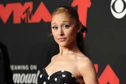 Image of: Ariana Grande Challenges Trump Supporters with Thought-Provoking Questions