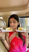 Image of: Shilpa Shetty Savoring Mumbai's Beloved Vada Pav