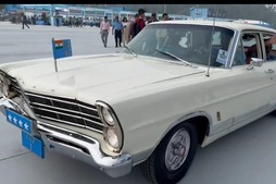 Image of: Air Force Chief Arrives in Classic 1967 Ford Salon Car