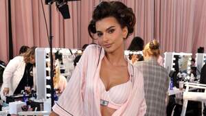 Image of: Emily Ratajkowski Dazzles in Loungewear at Victoria's Secret Fashion Show