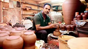 Image of: Dharavi's Potters: Keeping Diwali's Spirit Alive Amid Change
