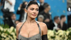 Image of: Kylie Jenner Dazzles in Crystal Minidress at Swarovski Event