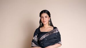 Image of: Shruti Haasan Shines in a Silver-Trimmed Banarasi Drape