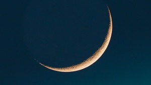 Image of: Celestial Wonders: Catch the Crescent Moon, Meteors, and Saturn This Week