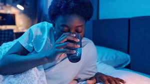 Image of: The Benefits and Risks of Drinking Water Before Bedtime