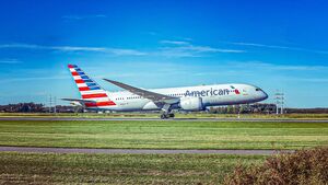 Image of: American Airlines Wing Walker Injured in Boeing 787 Incident